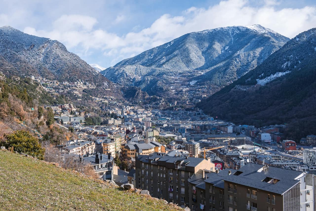 Andorra — Andorra la Vella inmitten der Pyrenäen