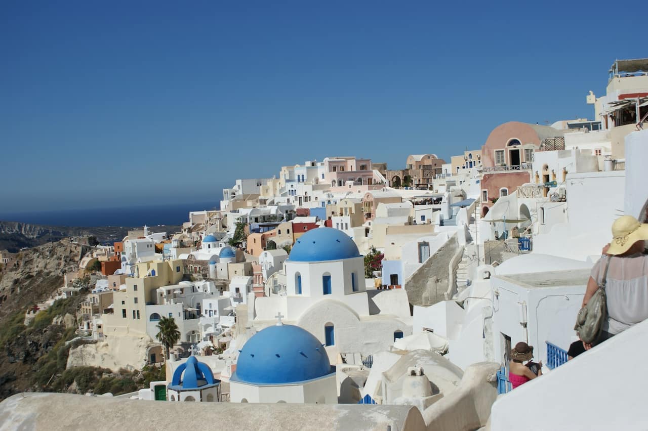 Griechenland — die blauen Kuppeln von Oia, Santorin
