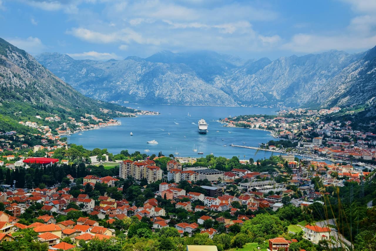 Montenegro — die Bucht von Kotor und die Altstadt an der Adriaküste