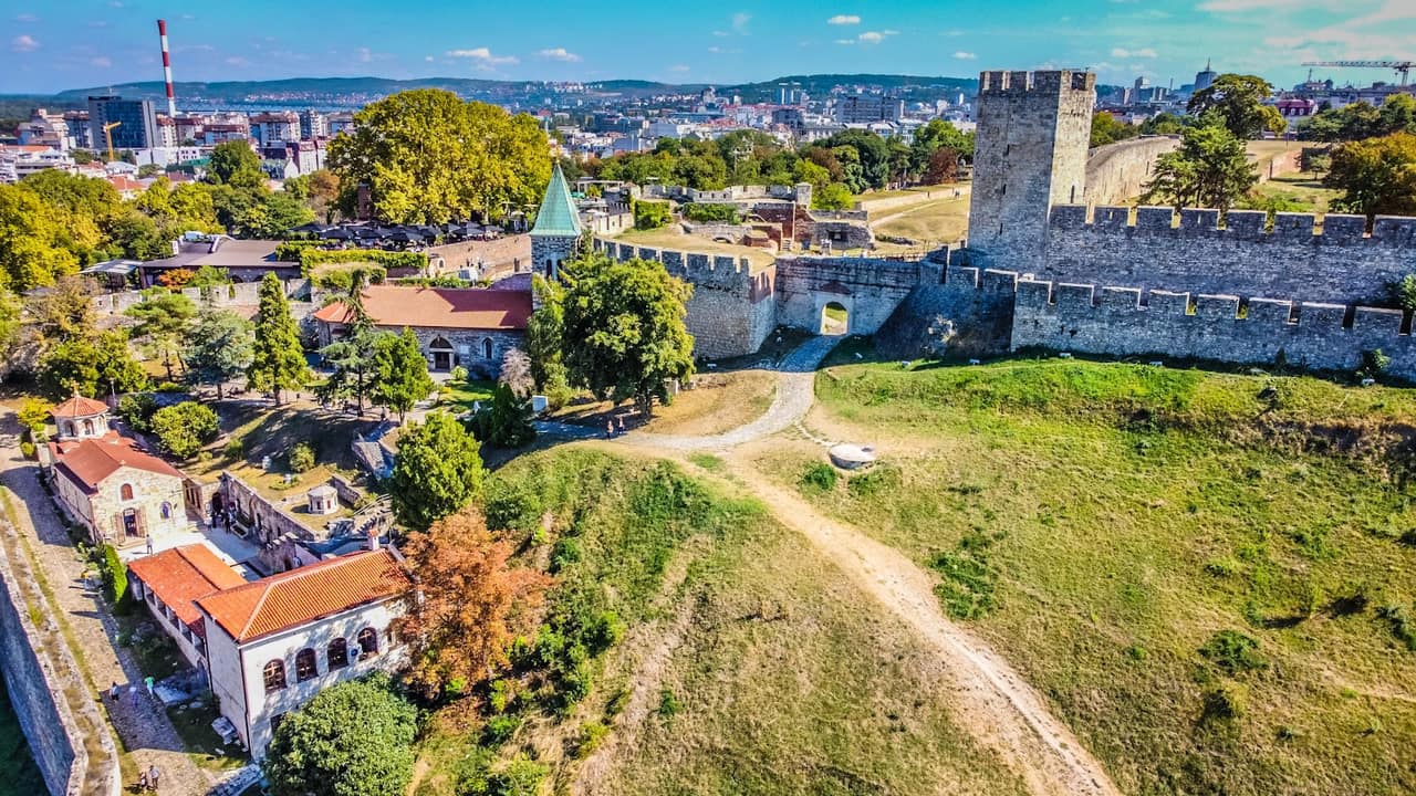 Serbien — Festung Kalemegdan in Belgrad über den Flüssen Save und Donau